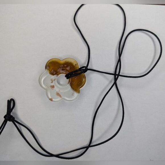 Urban Outfitters Rope necklace with glass oversized flower pendant - Picture 6 of 9
